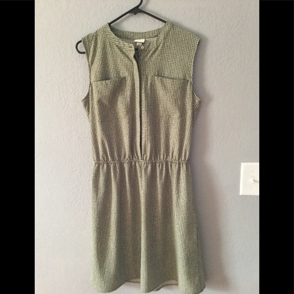 Green dress with pockets